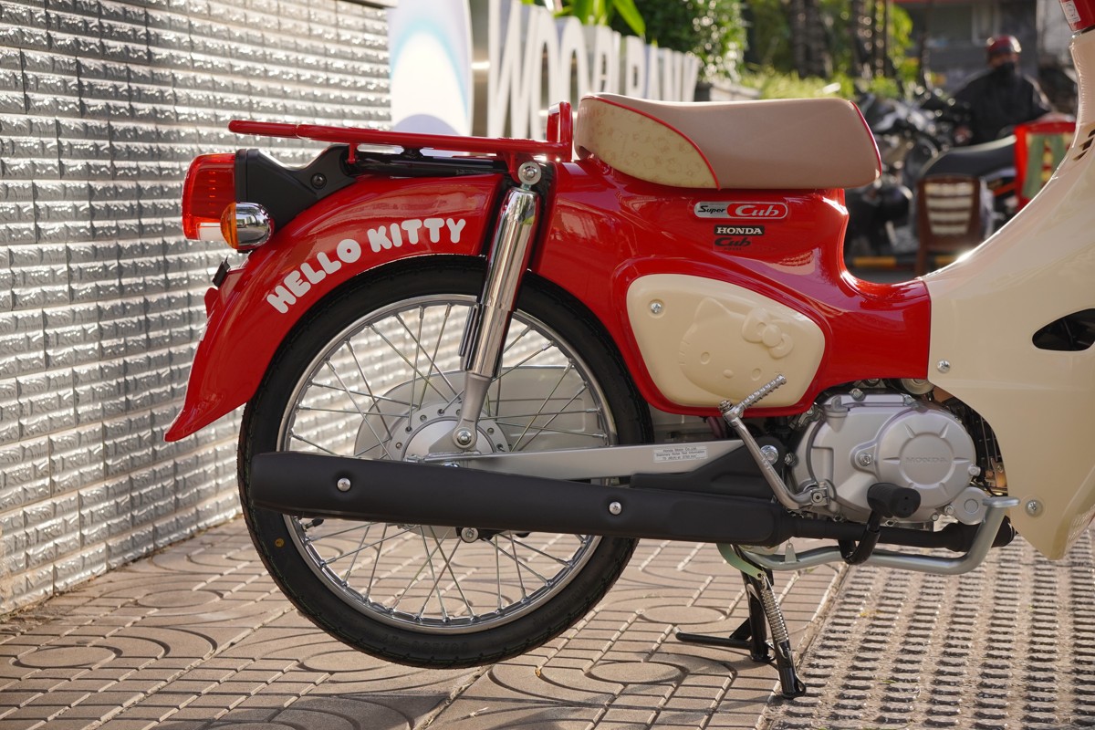 Cận cảnh hình ảnh Honda Super Cub 50 Hello Kitty nhập Nhật tại Việt Nam