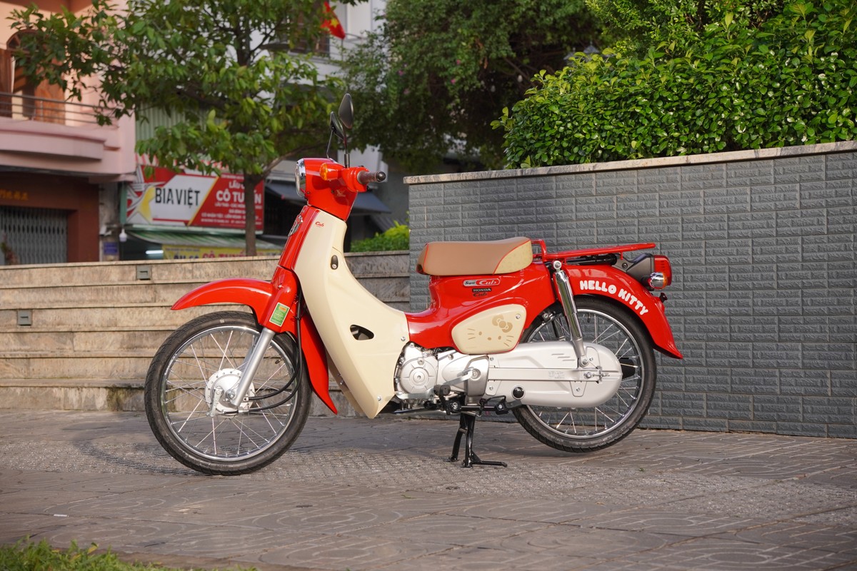 Cận cảnh hình ảnh Honda Super Cub 50 Hello Kitty nhập Nhật tại Việt Nam