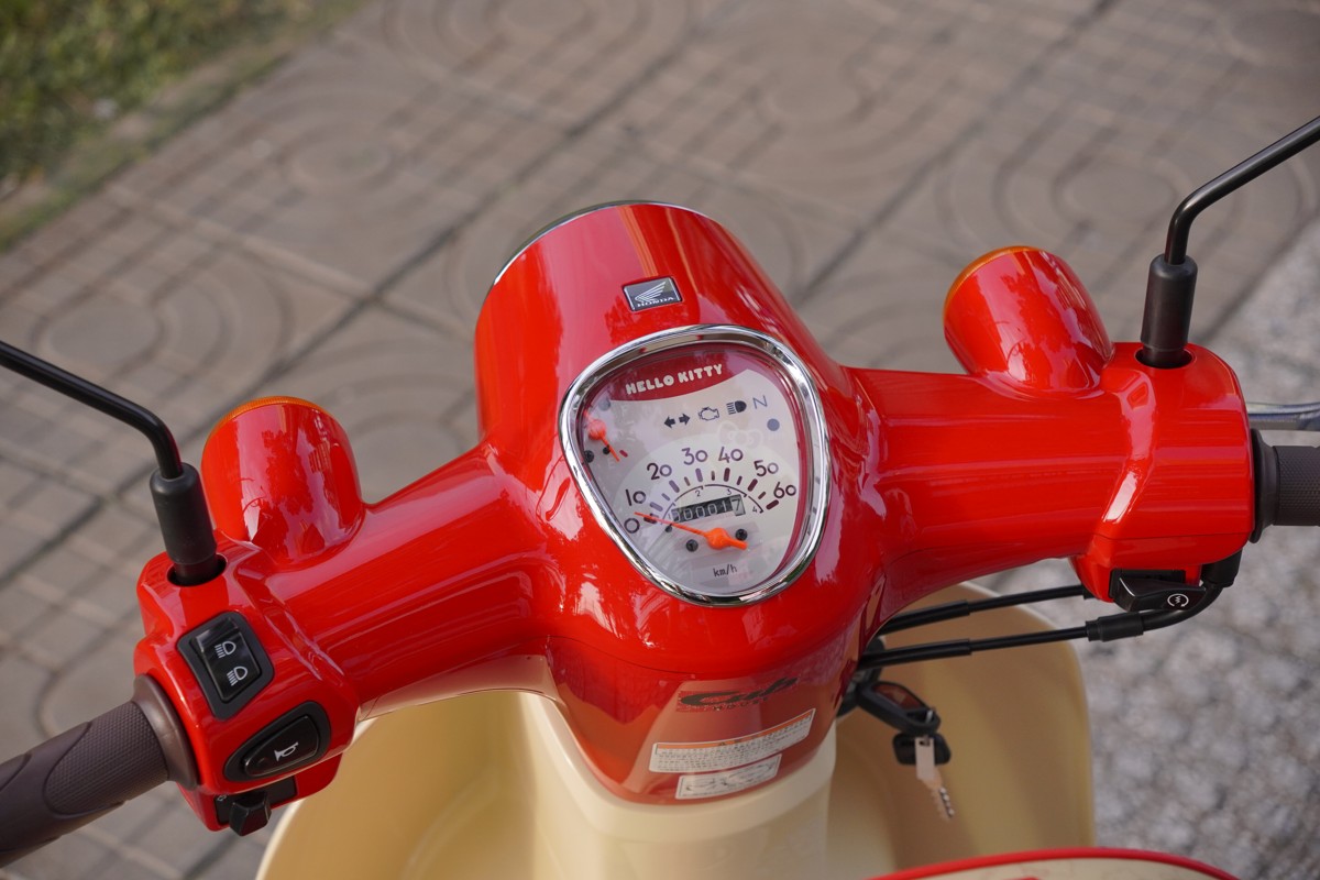 Cận cảnh hình ảnh Honda Super Cub 50 Hello Kitty nhập Nhật tại Việt Nam