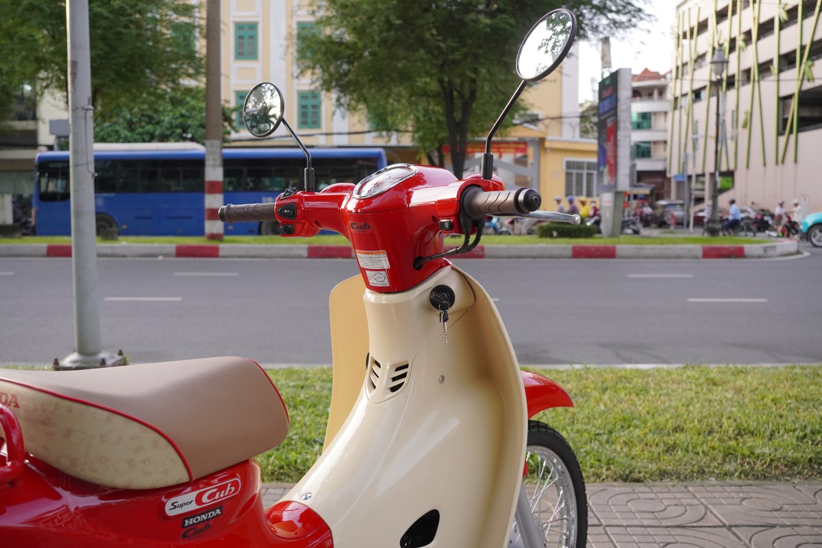 Cận cảnh hình ảnh Honda Super Cub 50 Hello Kitty nhập Nhật tại Việt Nam