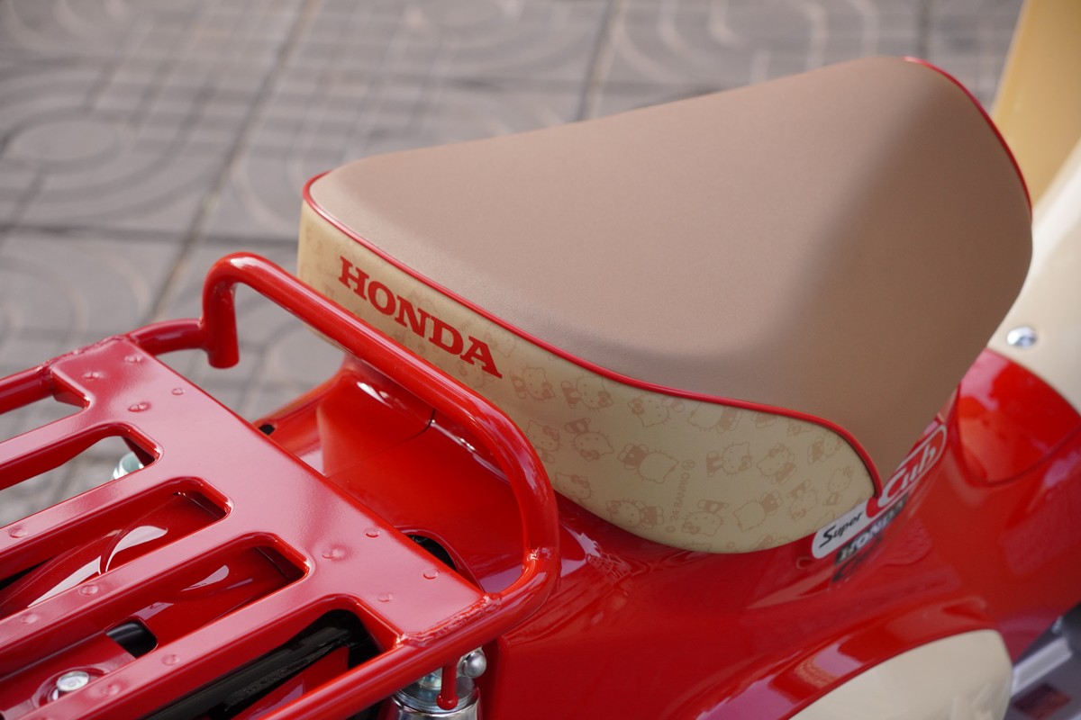 Cận cảnh hình ảnh Honda Super Cub 50 Hello Kitty nhập Nhật tại Việt Nam