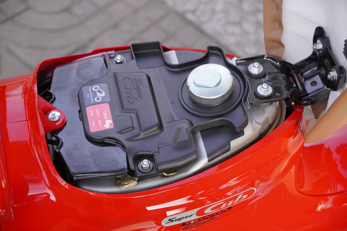 Cận cảnh hình ảnh Honda Super Cub 50 Hello Kitty nhập Nhật tại Việt Nam