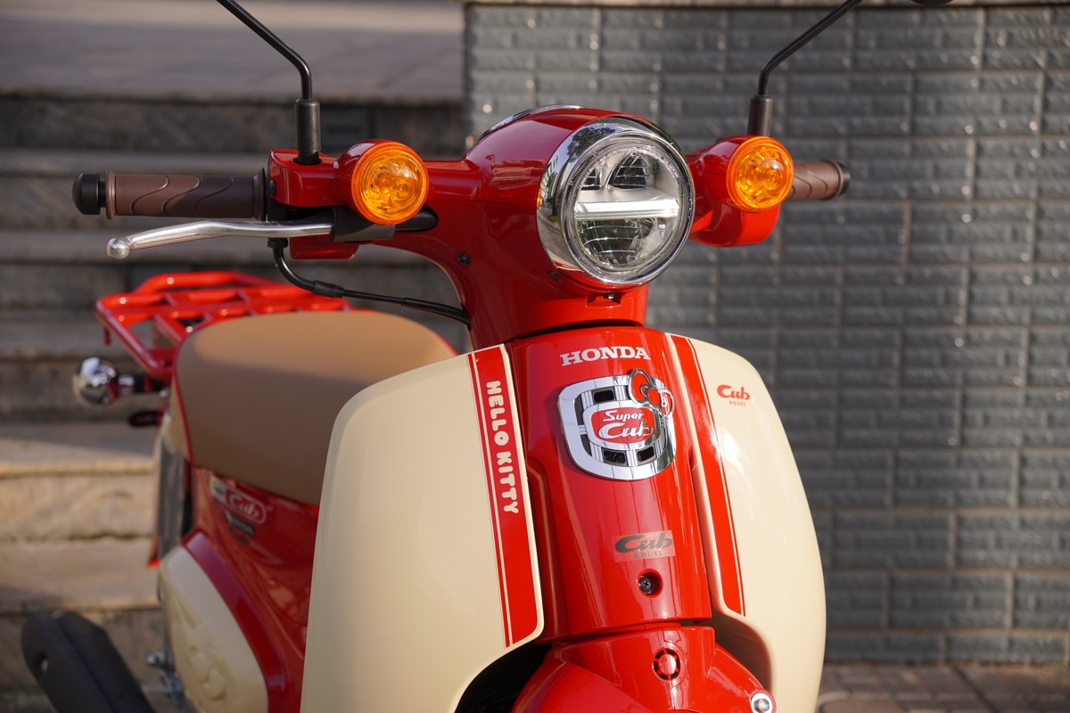 Cận cảnh hình ảnh Honda Super Cub 50 Hello Kitty nhập Nhật tại Việt Nam