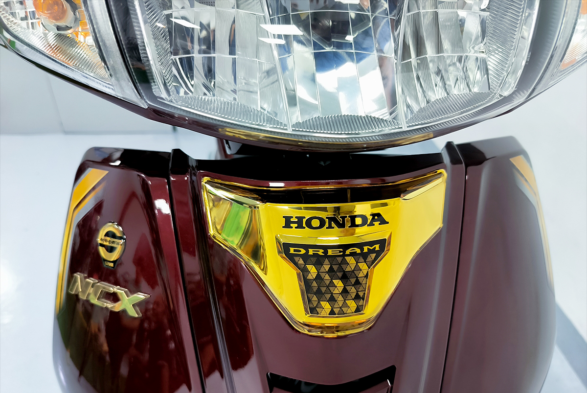 Logo 3D nổi màu kết hợp mặt nạ vàng tạo điểm nhấn độc đáo của Honda Dream 125 Campuchia