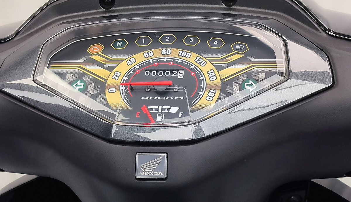Mặt đồng hồ với thiết kế 3D và nhiều chi tiết tiện lợi của Dream 125 2024