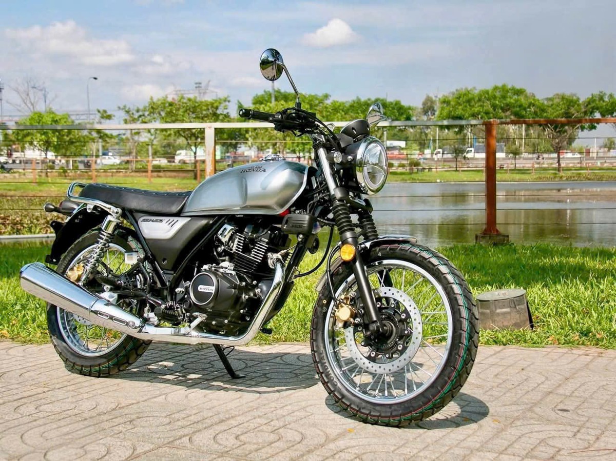 Honda CGX150 màu xám bạc