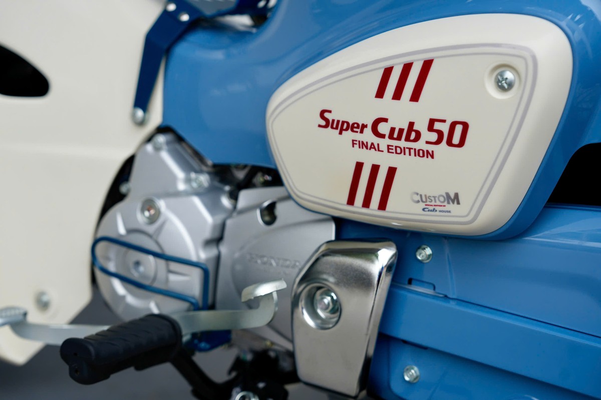 Cận cảnh tem Super Cub 50 Final Edition Custom trên hộp xích, khẳng định phiên bản cuối cùng độc quyền.