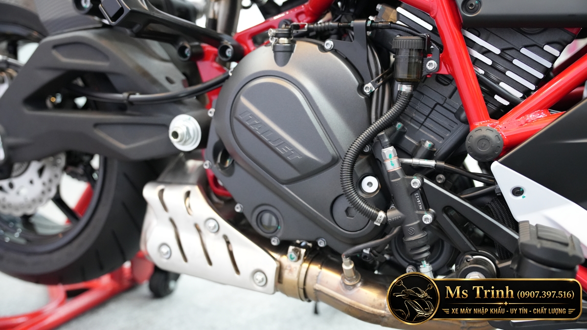 Dragster 700 sử dụng hộp số côn tay 6 cấp 