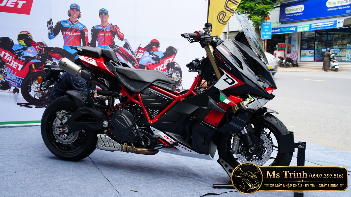 Italjet Dragster 700 không dễ bị nhầm lẫn với bất kỳ chiếc xe nào khác.
