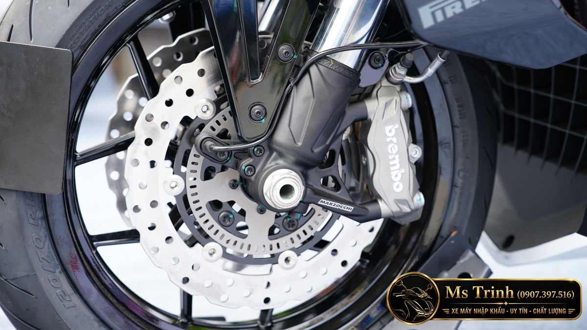 Bánh trước sử dụng hai đĩa phanh 270 mm kết hợp cùm phanh Brembo