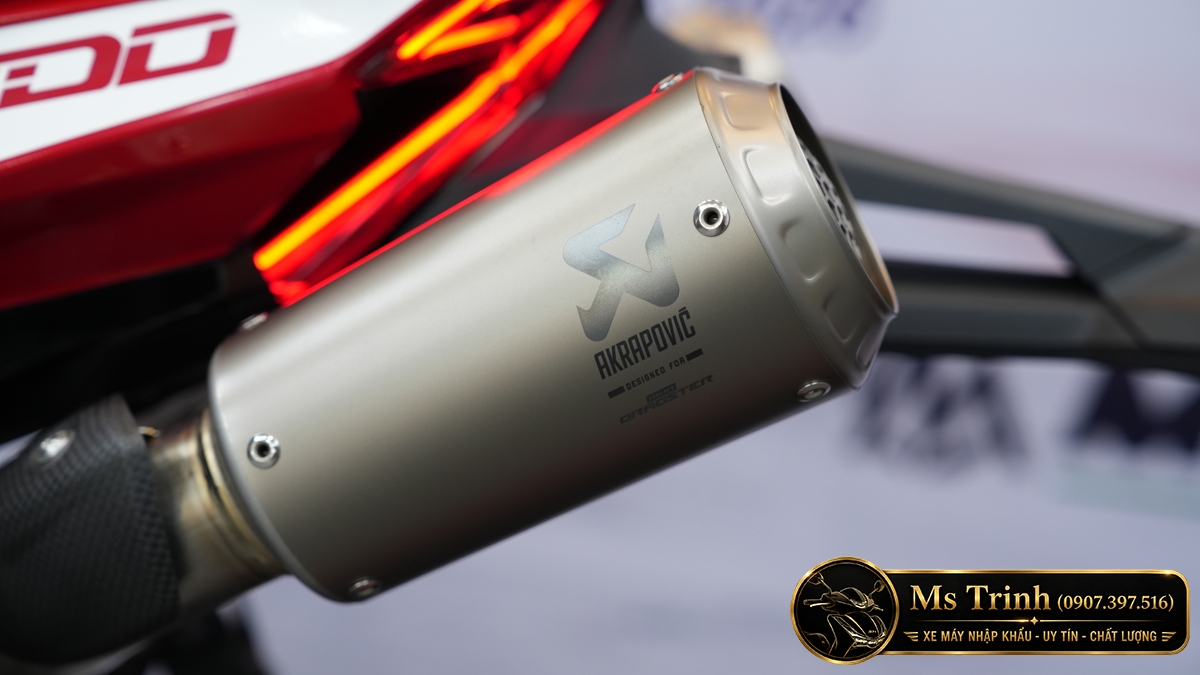 Ống xả Akrapovic đặt cao tạo dấu ấn riêng