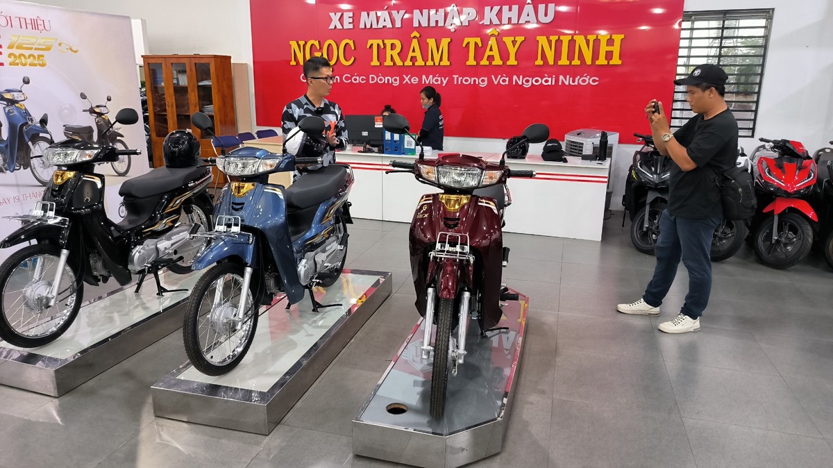 Honda Dream 125 2025 có 3 màu: màu đỏ, màu xanh, màu đen