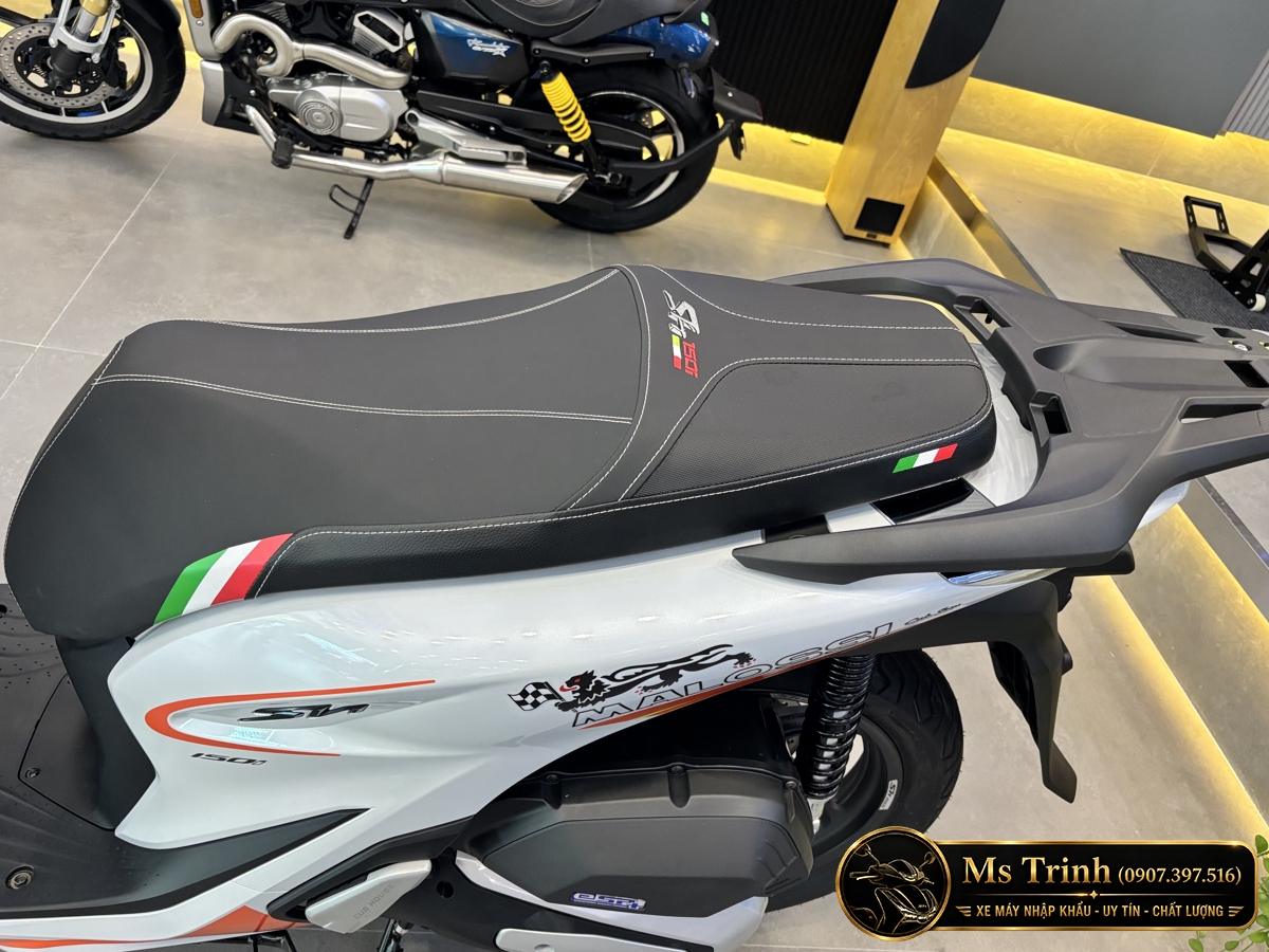 Cận cảnh yên đen Honda SH150i Ý Malossi với đường chỉ may và điểm nhấn cờ Ý