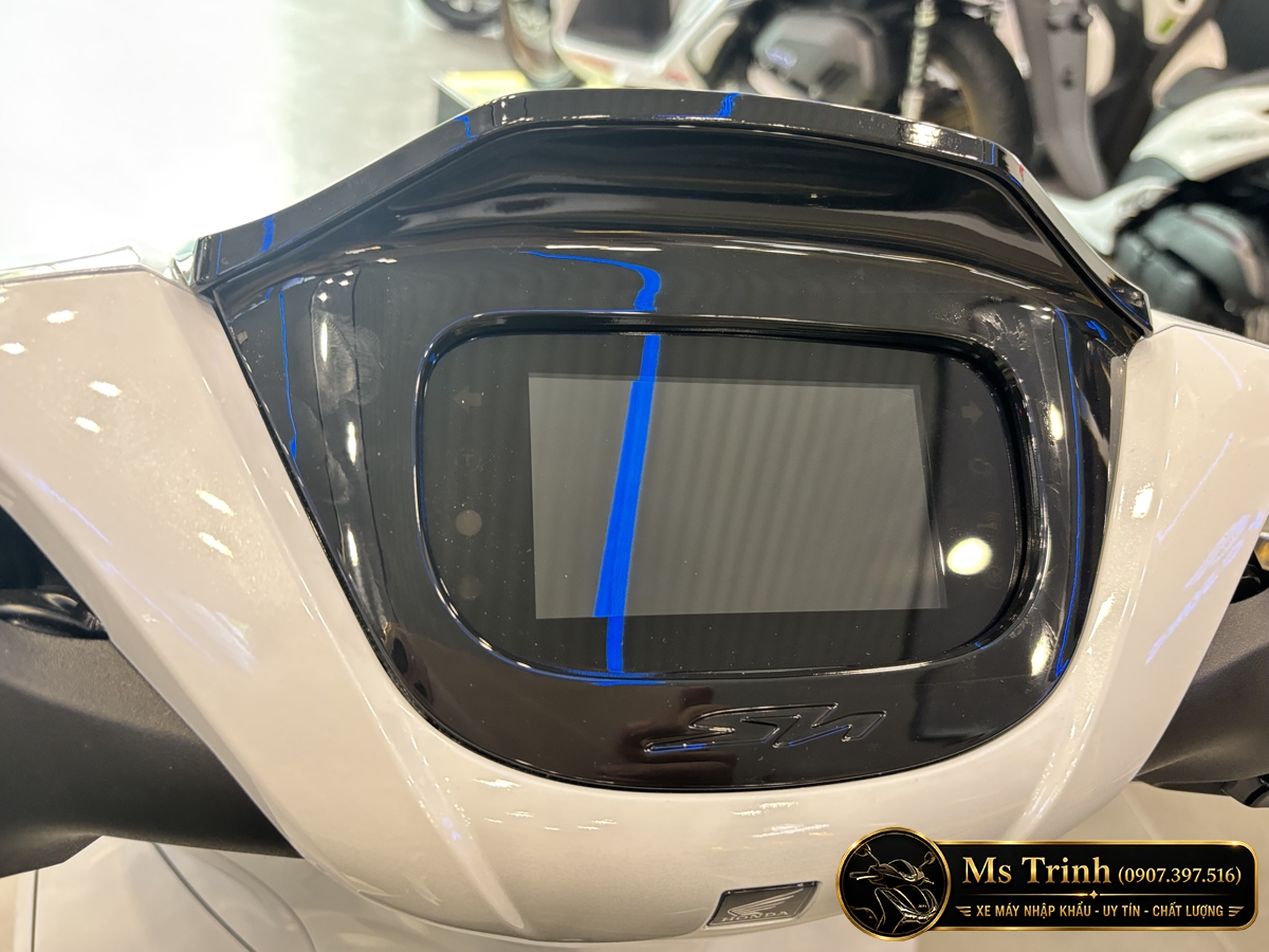 Tem sườn Malossi trên Honda SH150i Ý màu trắng kết hợp logo SH và đường viền thể thao
