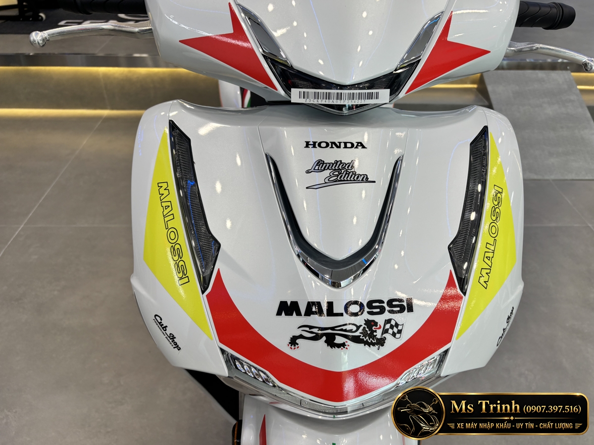 Mặt nạ Honda SH150i Ý 2026 Malossi phối tem đỏ vàng đen nổi bật trên nền trắng