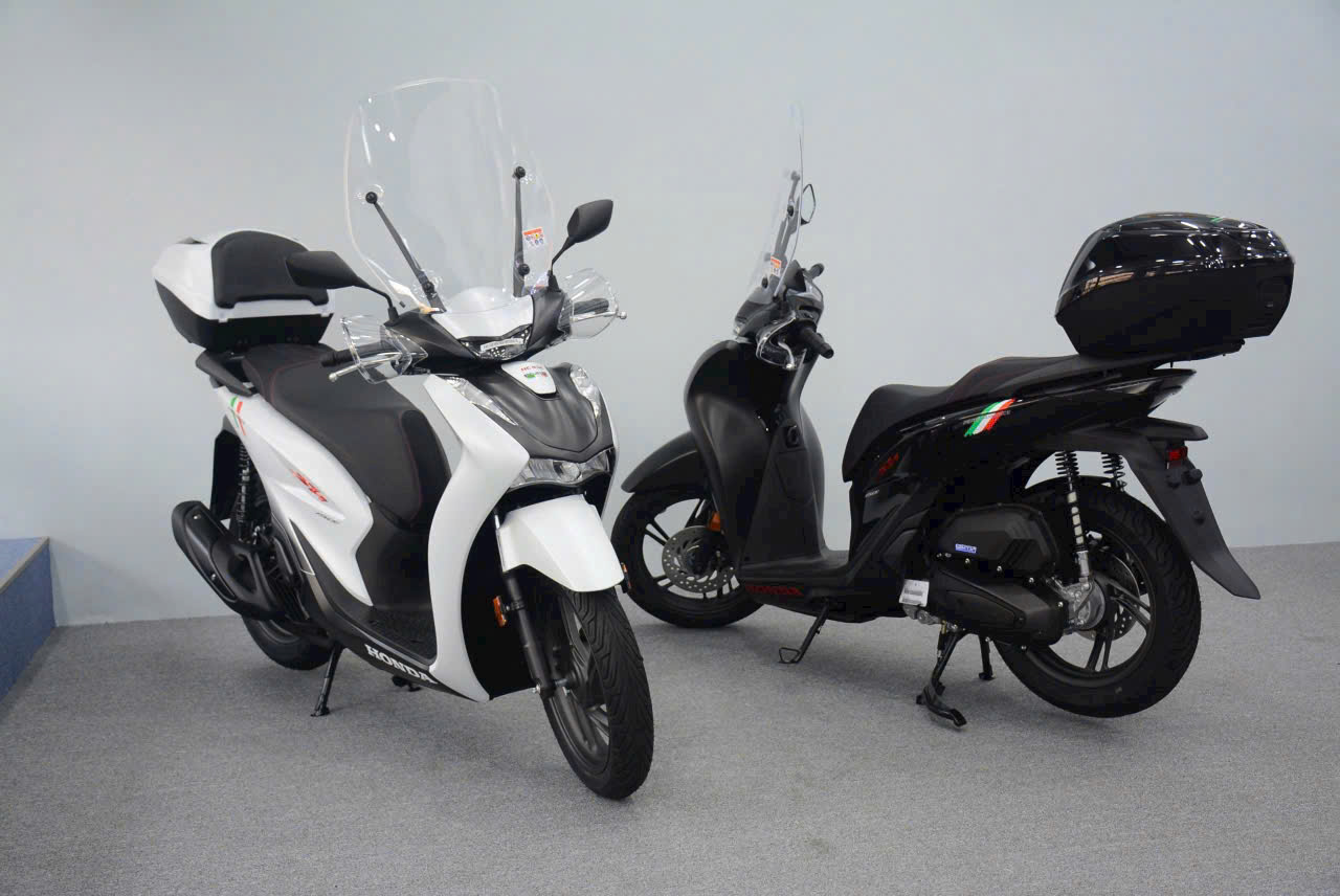 SH150 Sport Edition màu trắng và màu đen