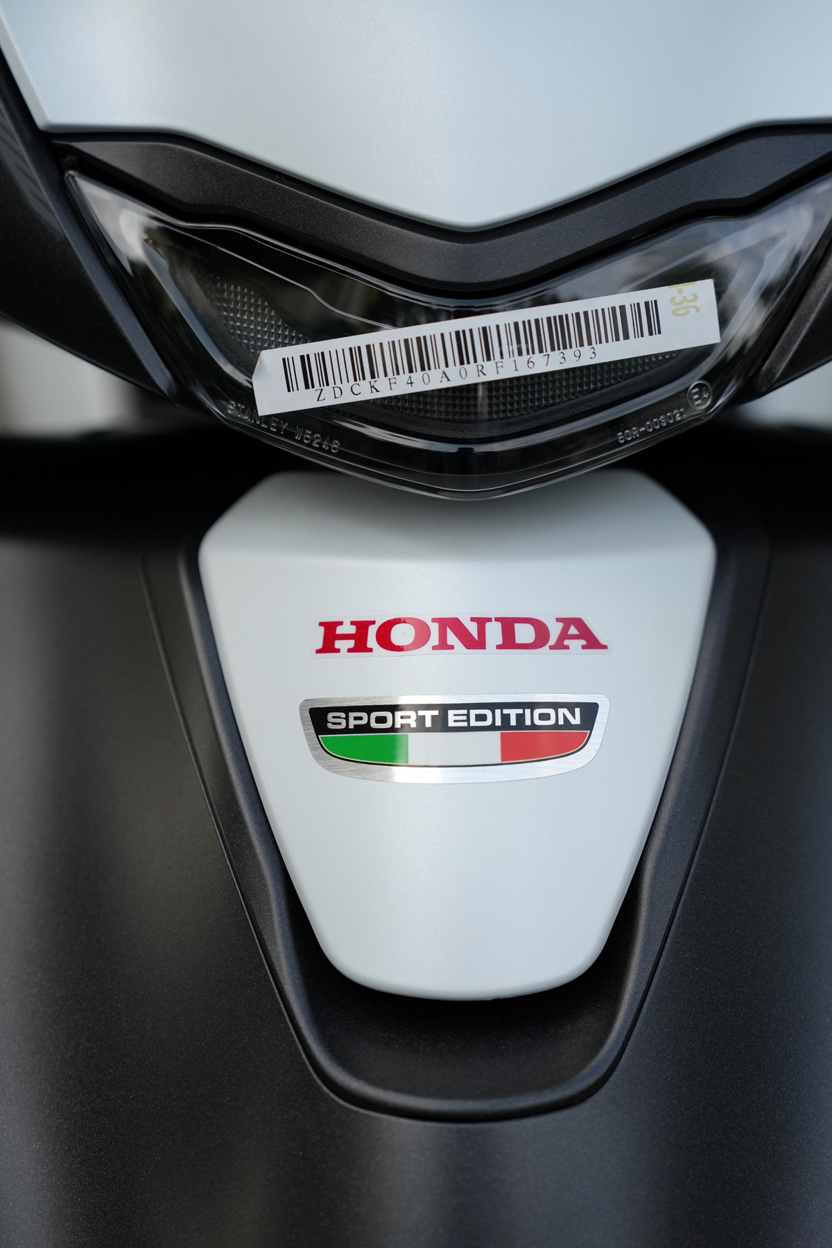 Hình ảnh ngoại cảnh của Honda SH150i 2025 Sport Edition Made In Italy Màu Trắng