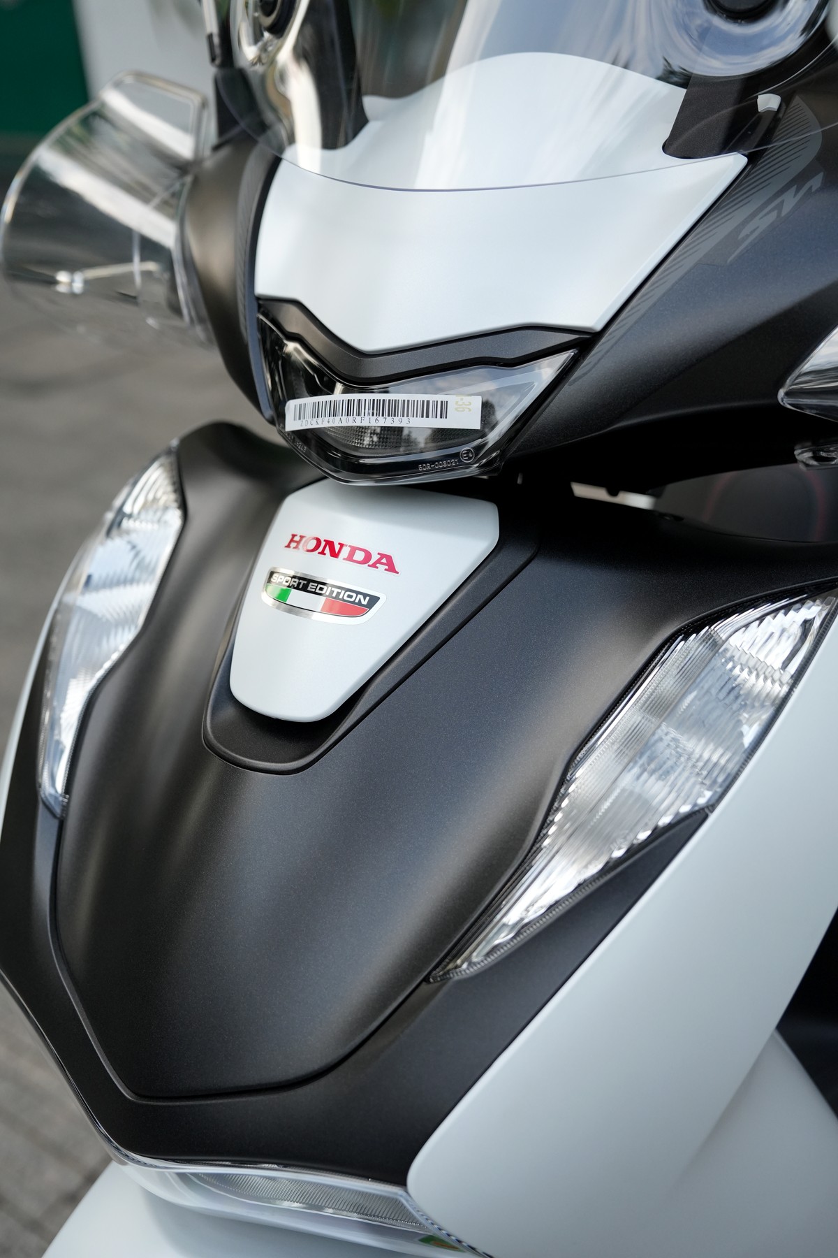 Hình ảnh ngoại cảnh của Honda SH150i 2025 Sport Edition Made In Italy Màu Trắng