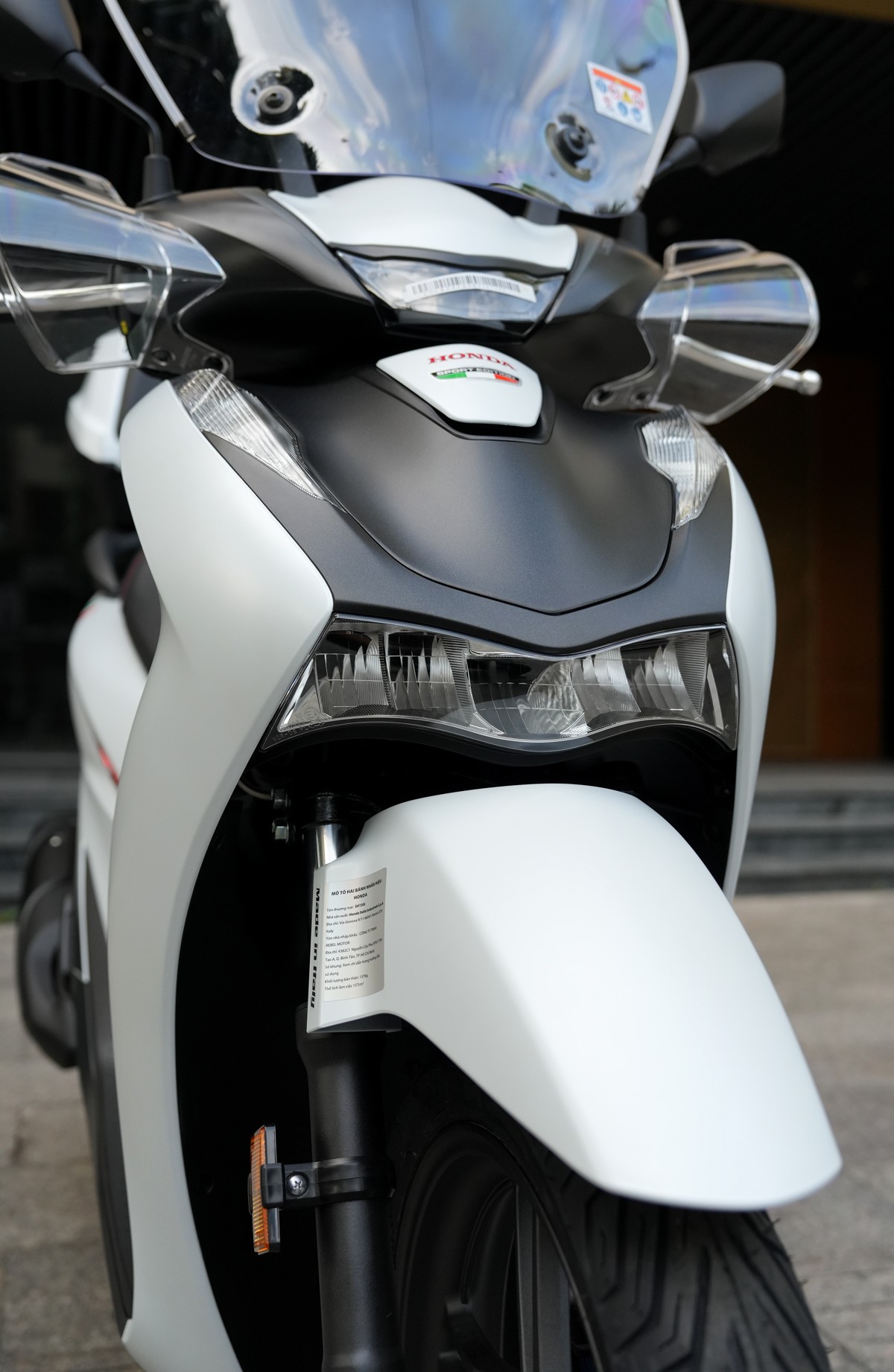 Hình ảnh ngoại cảnh của Honda SH150i 2025 Sport Edition Made In Italy Màu Trắng