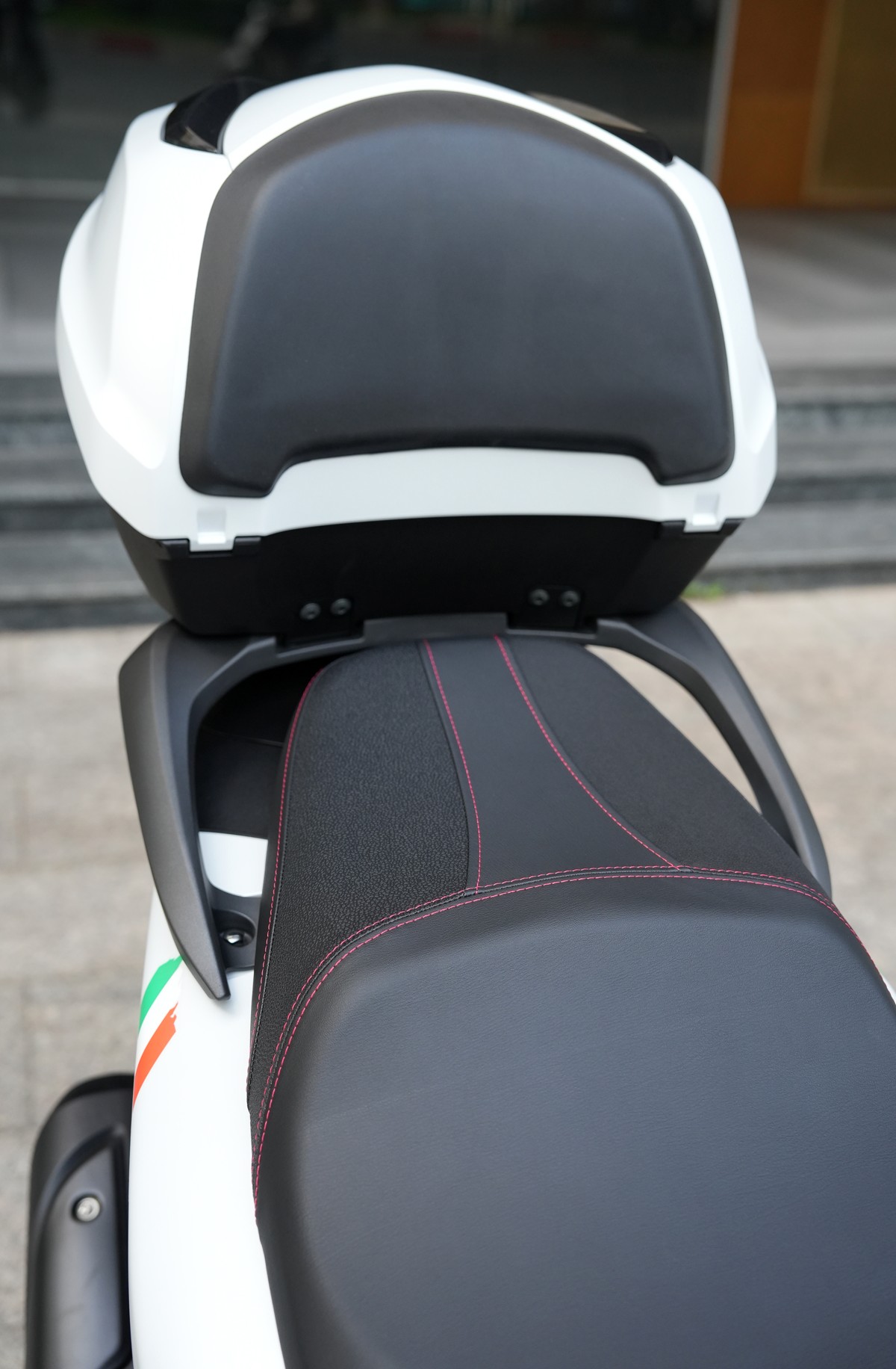 Hình ảnh ngoại cảnh của Honda SH150i 2025 Sport Edition Made In Italy Màu Trắng