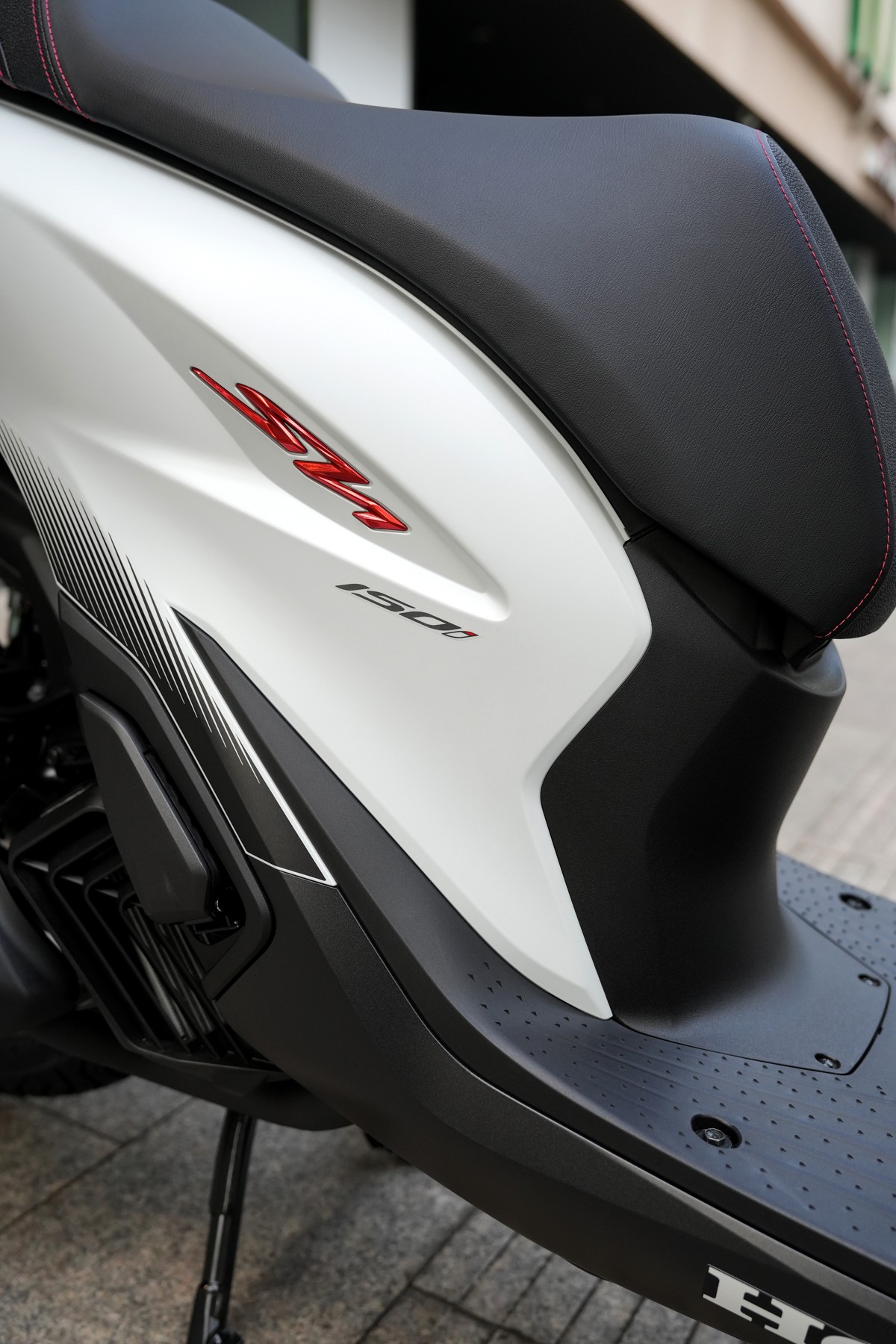 Hình ảnh ngoại cảnh của Honda SH150i 2025 Sport Edition Made In Italy Màu Trắng