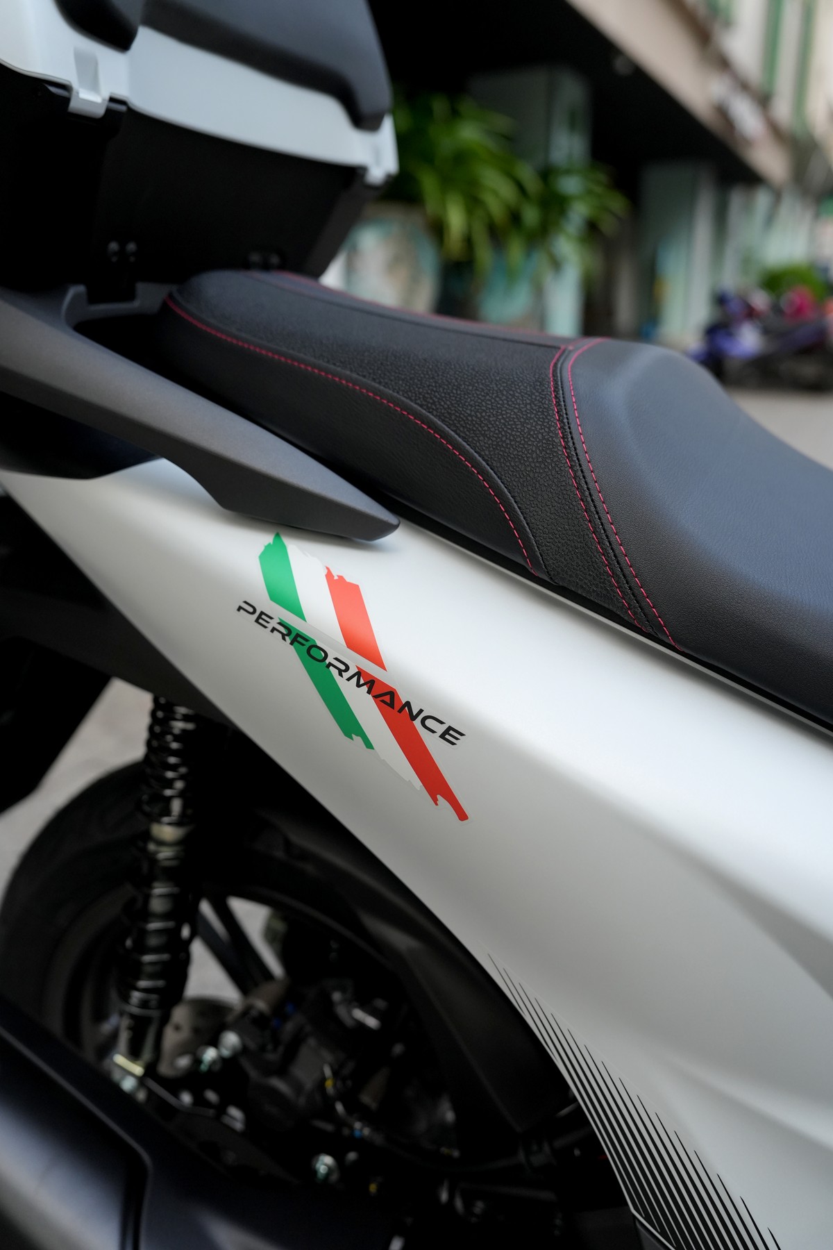 Hình ảnh ngoại cảnh của Honda SH150i 2025 Sport Edition Made In Italy Màu Trắng