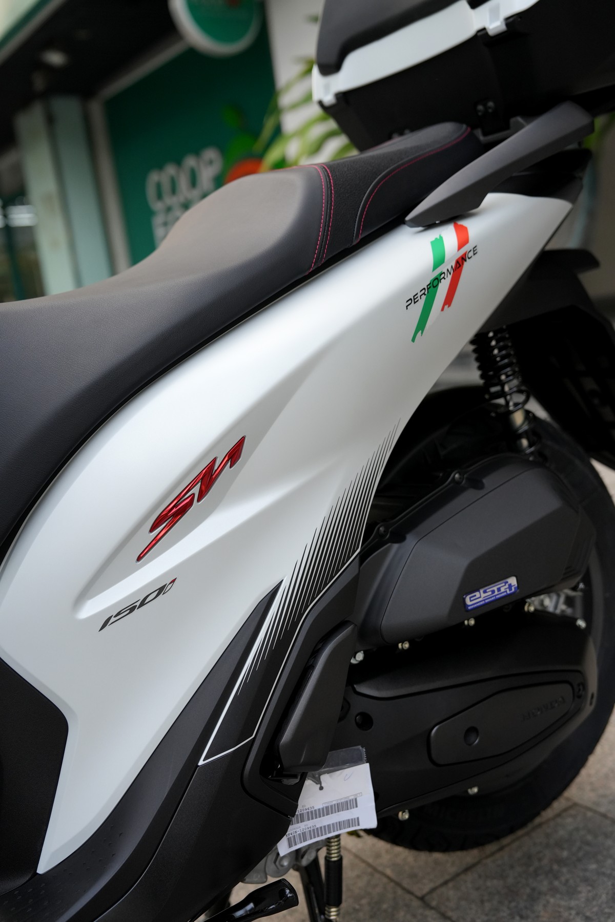 Hình ảnh ngoại cảnh của Honda SH150i 2025 Sport Edition Made In Italy Màu Trắng