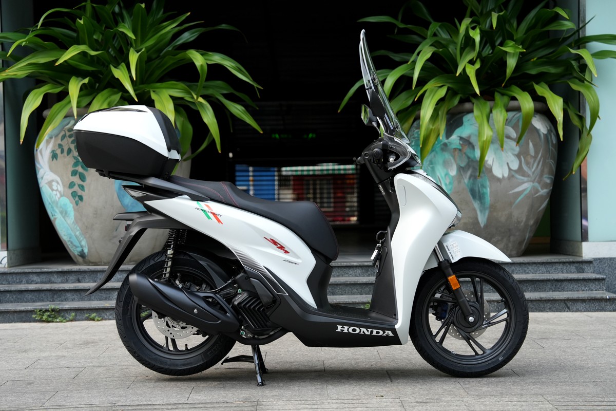 Hình ảnh ngoại cảnh của Honda SH150i 2025 Sport Edition Made In Italy Màu Trắng