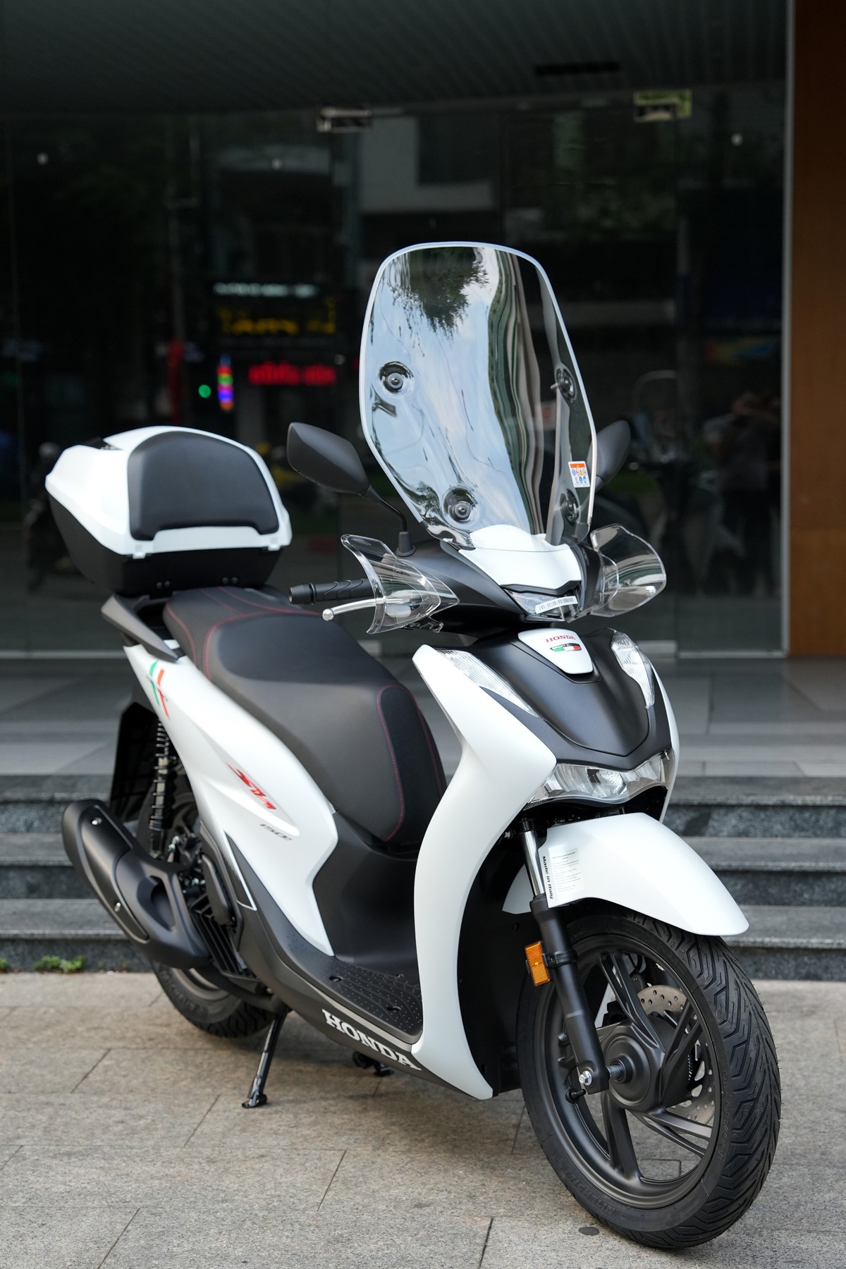 Hình ảnh ngoại cảnh của Honda SH150i 2025 Sport Edition Made In Italy Màu Trắng