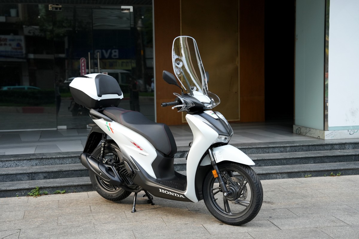 Hình ảnh ngoại cảnh của Honda SH150i 2025 Sport Edition Made In Italy Màu Trắng