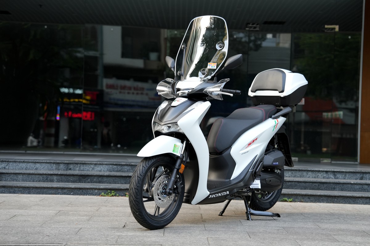 Hình ảnh ngoại cảnh của Honda SH150i 2025 Sport Edition Made In Italy Màu Trắng