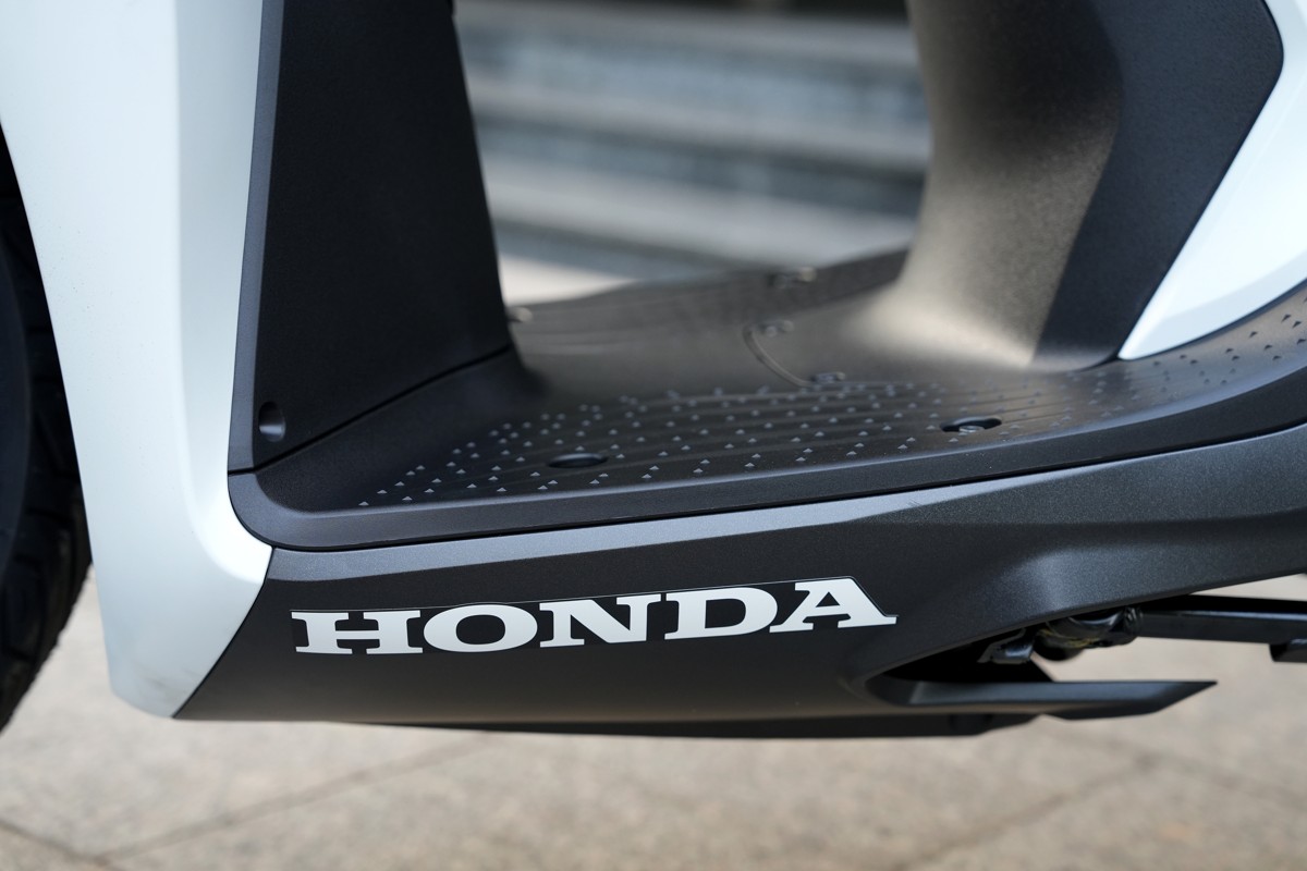 Hình ảnh ngoại cảnh của Honda SH150i 2025 Sport Edition Made In Italy Màu Trắng
