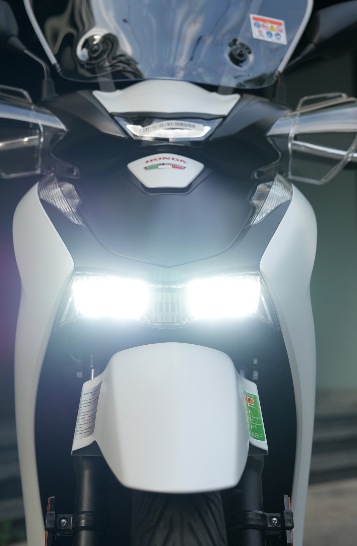 Hình ảnh ngoại cảnh của Honda SH150i 2025 Sport Edition Made In Italy Màu Trắng