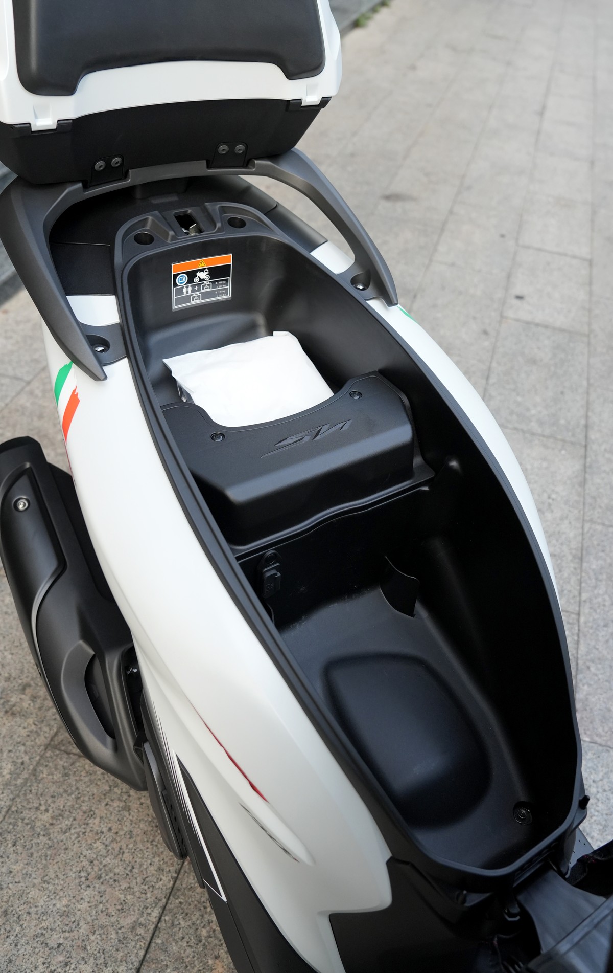 Hình ảnh ngoại cảnh của Honda SH150i 2025 Sport Edition Made In Italy Màu Trắng