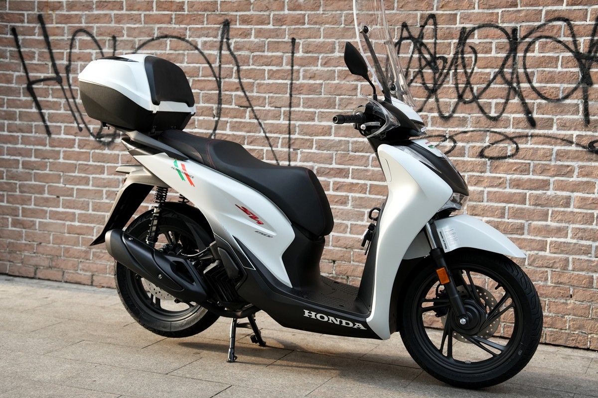 Hình ảnh ngoại cảnh của Honda SH150i 2025 Sport Edition Made In Italy Màu Trắng