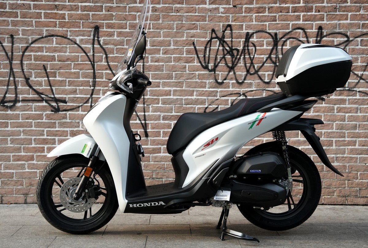 Hình ảnh ngoại cảnh của Honda SH150i 2025 Sport Edition Made In Italy Màu Trắng