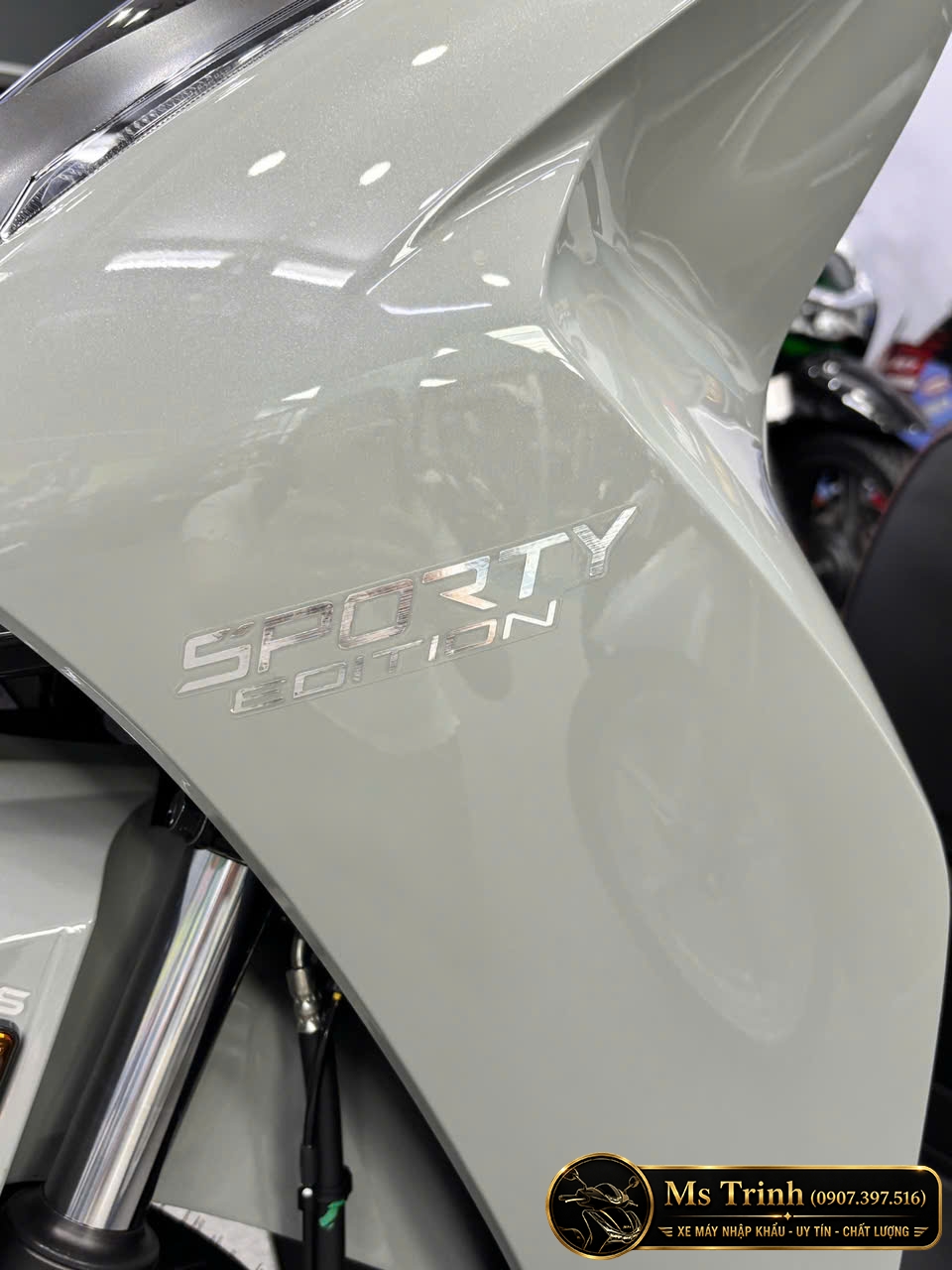 Tem Sporty trên bửng trước của xe Tem Sporty trên bửng trước của xe