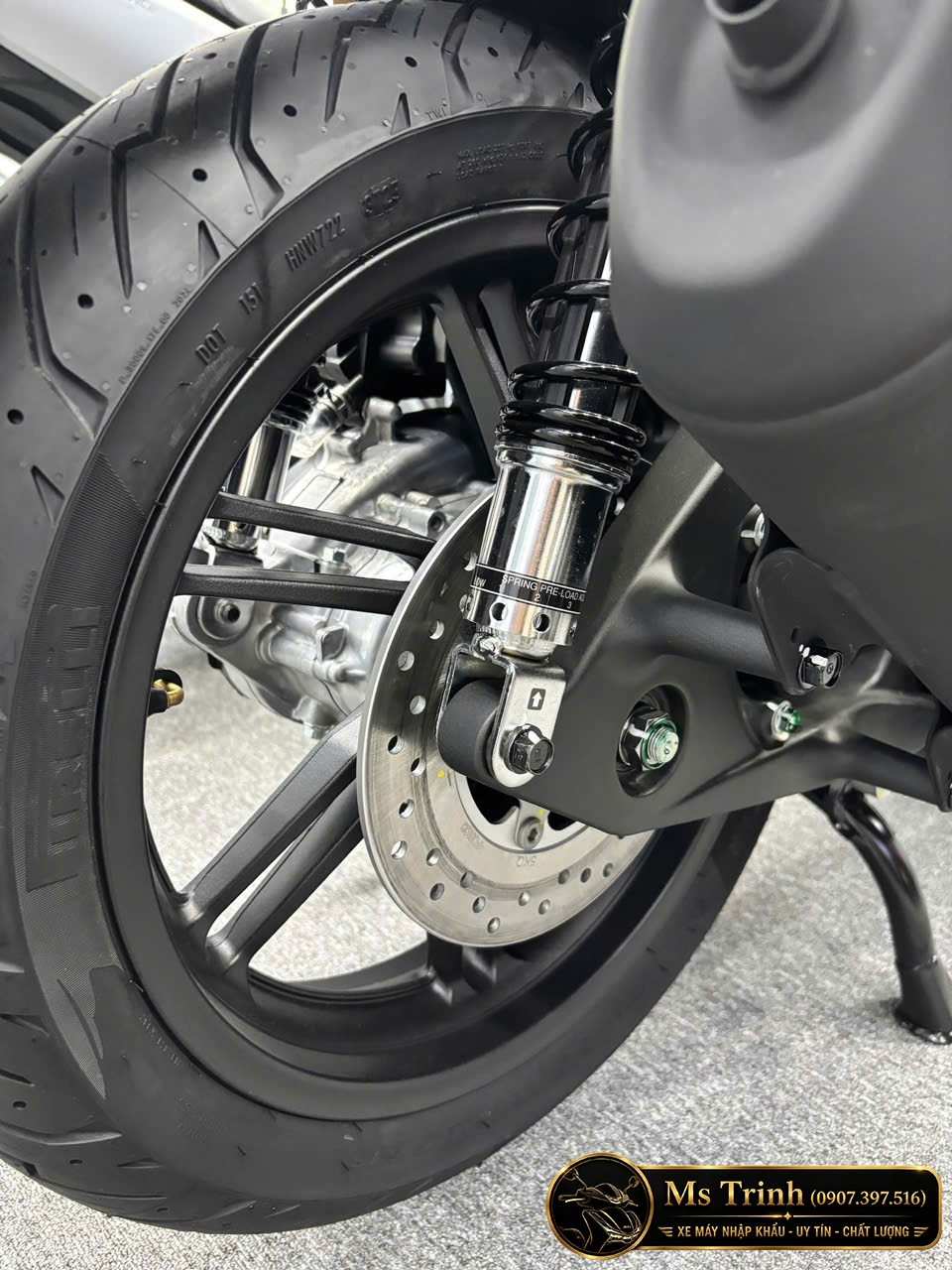 Bánh sau - lốp sau là 130/70-R16. Bánh sau - lốp sau là 130/70-R16.