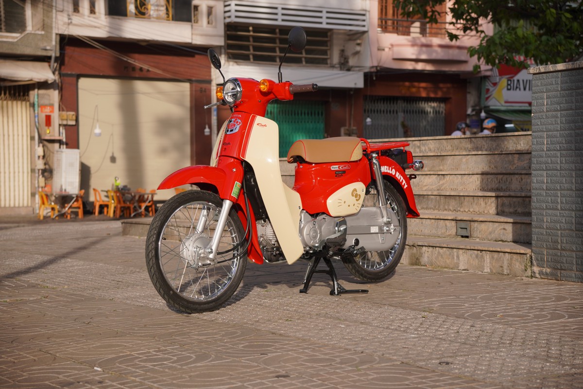 Cận cảnh hình ảnh Honda Super Cub 50 Hello Kitty nhập Nhật tại Việt Nam