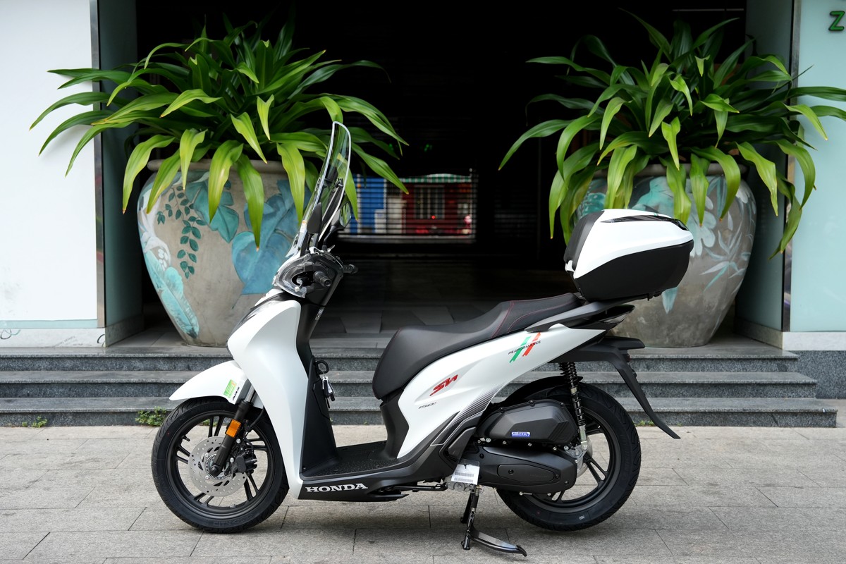 Hình ảnh ngoại cảnh của Honda SH150i 2025 Sport Edition Made In Italy Màu Trắng